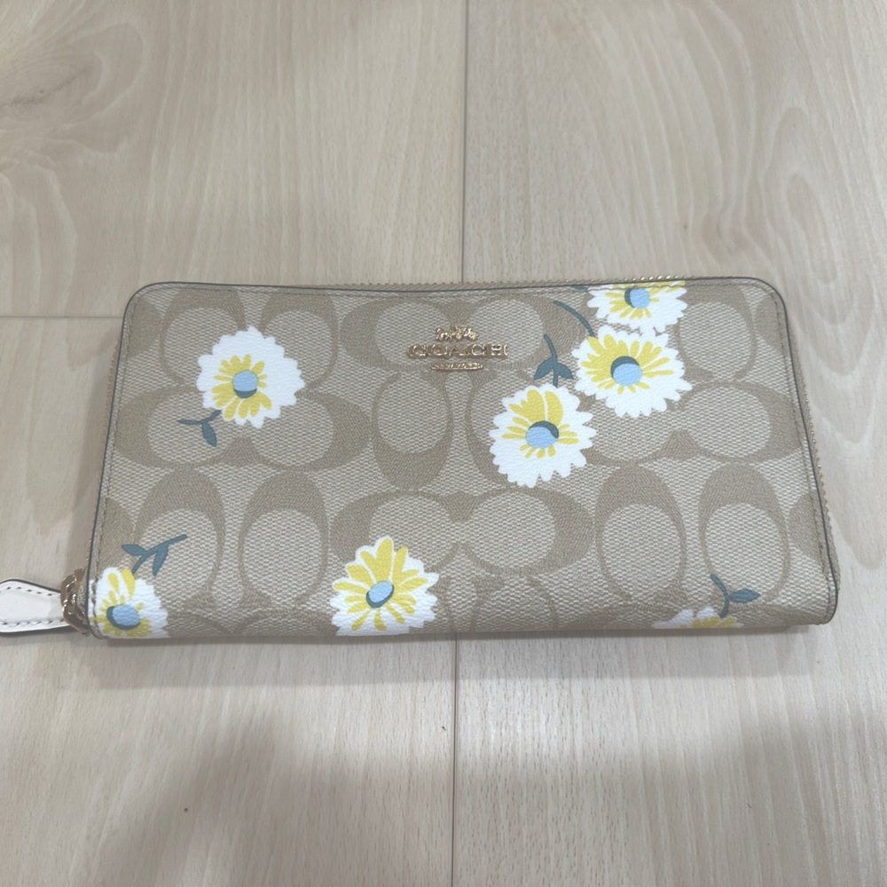 (NWT)Coach Accordion zip wallet in signature Canvas with Daisy print